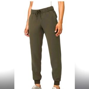Lululemon Women’s On the Fly Midrise woven joggers - Dark Olive, size 10